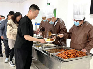 公司食堂“暖胃”又“暖心”